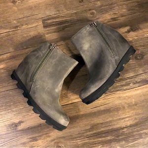 Sorel Joan of Arctic Wedge boot. Sz 7. Gray. Excellent condition.